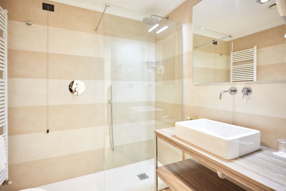 MajesticHouse Conference & Restaurant Comfort Room 3