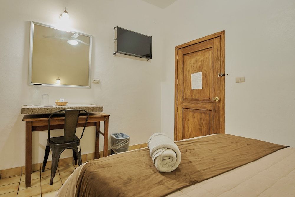 Hotel Cervantino Habitacion Superior 1 cama matrimonial con aire acondicionado 37