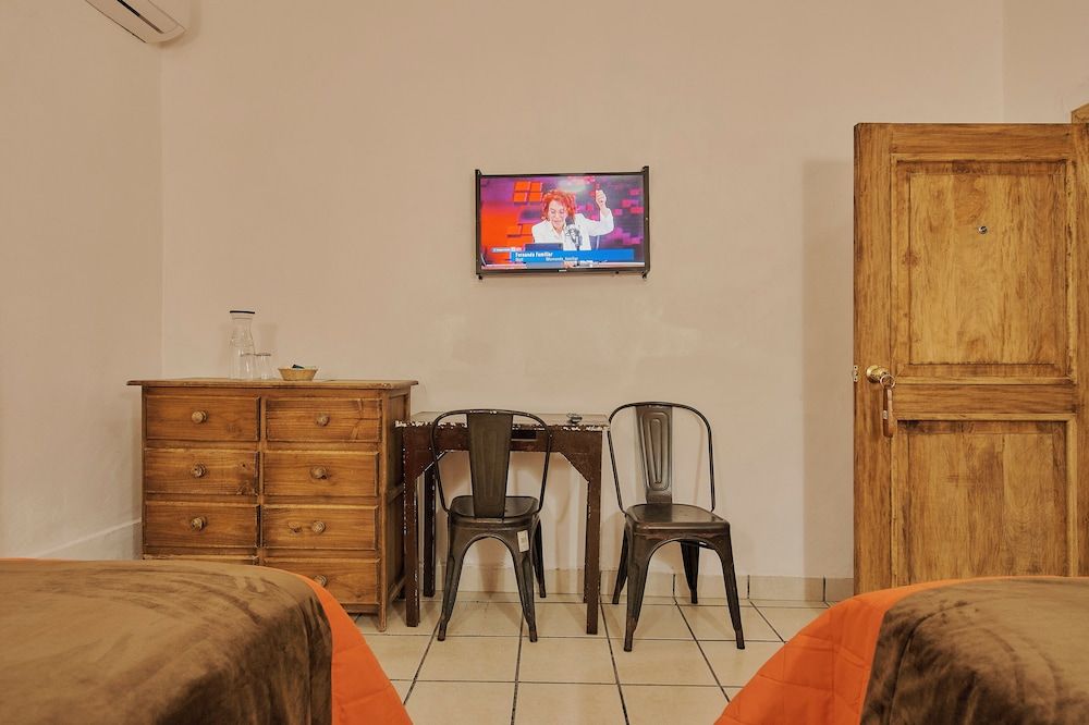 Hotel Cervantino Habitacion Superior 2 camas matrimoniales con aire acondicionado 31