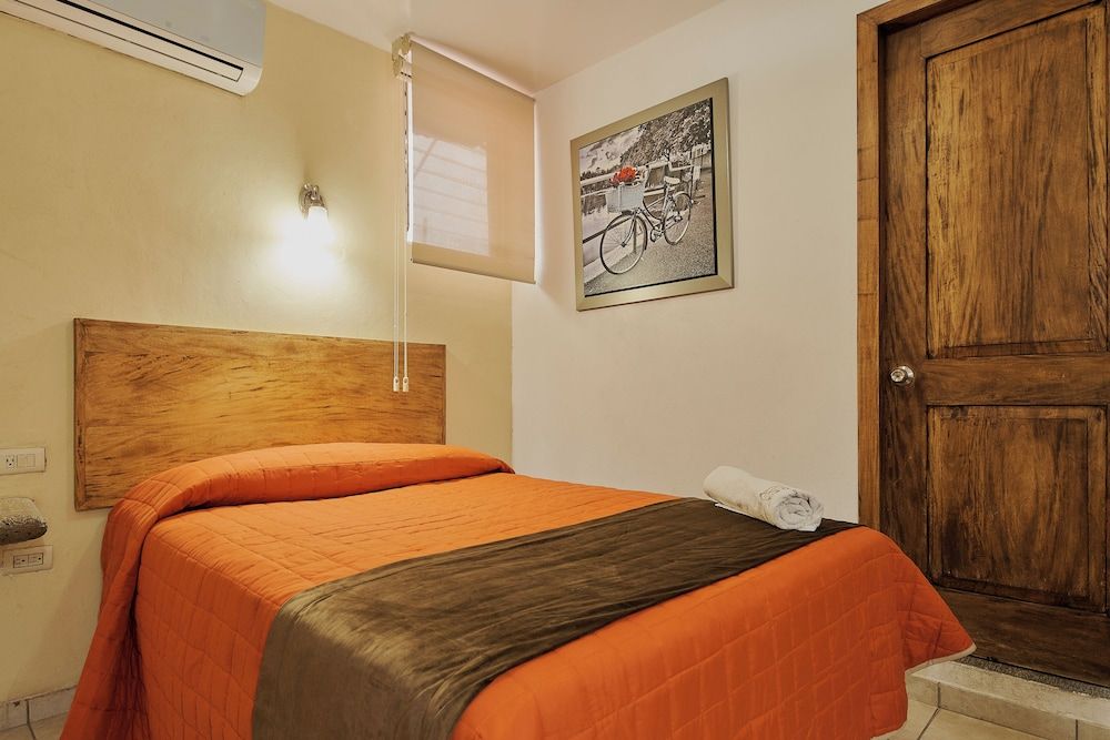 Hotel Cervantino Habitacion Superior 1 cama matrimonial con aire acondicionado 6