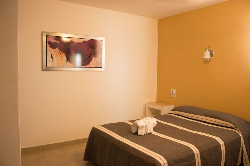 Hotel Cervantino Habitacion Superior 1 cama matrimonial con aire acondicionado 21