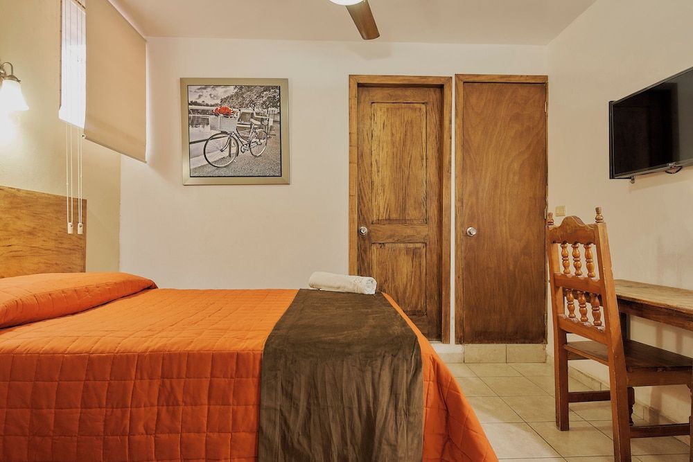 Hotel Cervantino Habitacion Superior 1 cama matrimonial con aire acondicionado 4