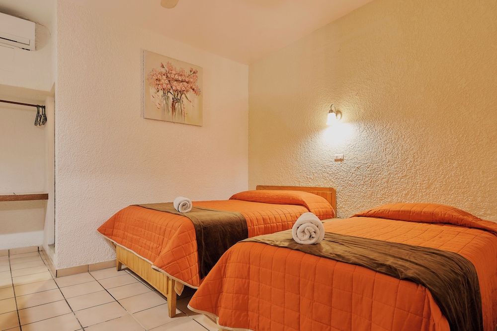 Hotel Cervantino Habitacion Superior 2 camas matrimoniales con aire acondicionado 7