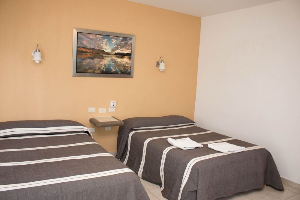 Hotel Cervantino Habitacion Superior 2 camas matrimoniales con aire acondicionado 3