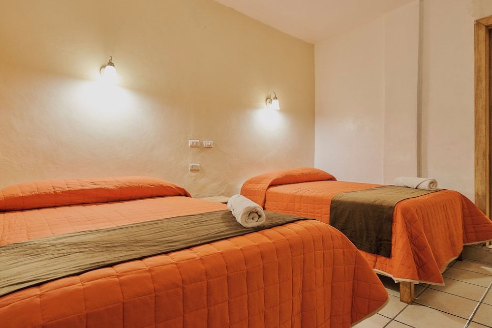 Hotel Cervantino Habitacion Superior 2 camas matrimoniales con aire acondicionado 8