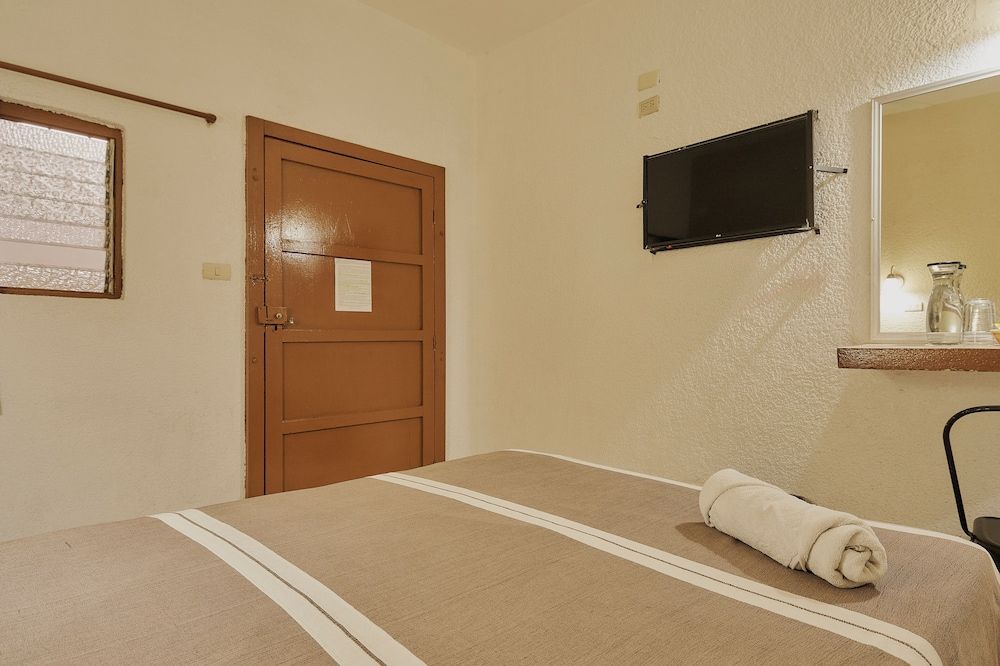 Hotel Cervantino Habitacin estndar 1 cama matrimonial con ventilador