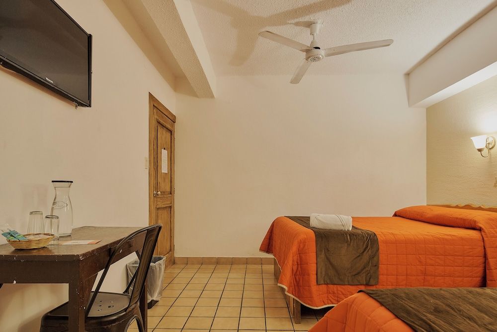 Hotel Cervantino Habitacion Superior 2 camas matrimoniales con aire acondicionado 9