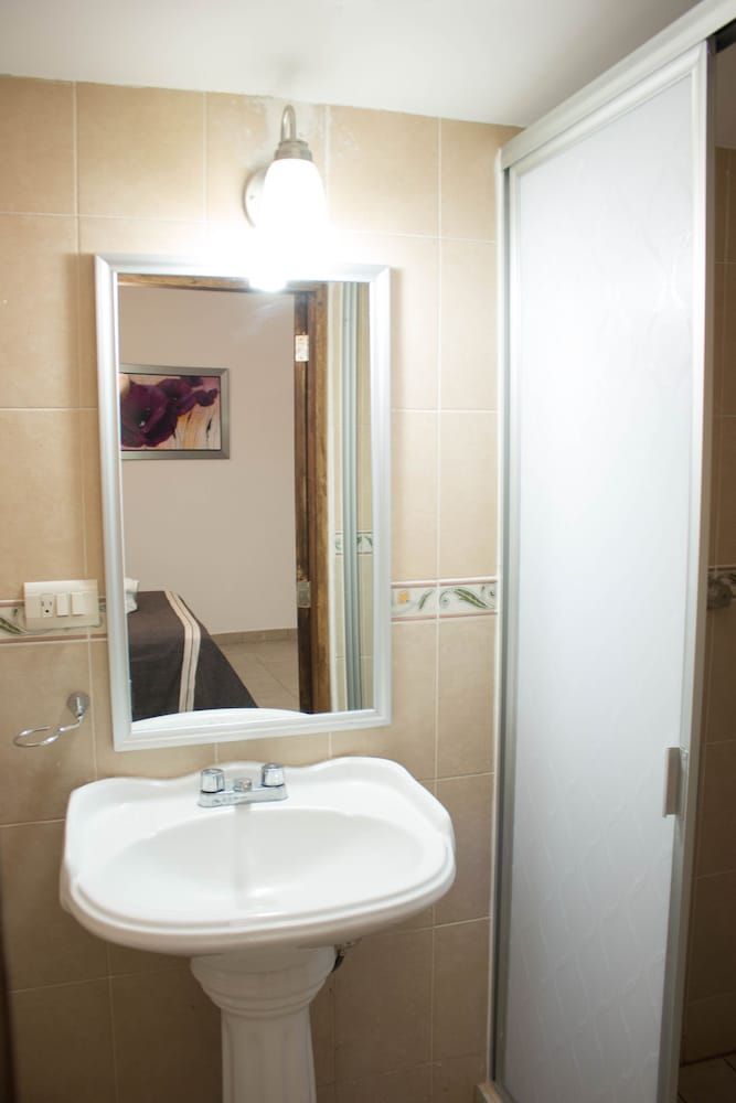 Hotel Cervantino Habitacion Superior 1 cama matrimonial con aire acondicionado 34