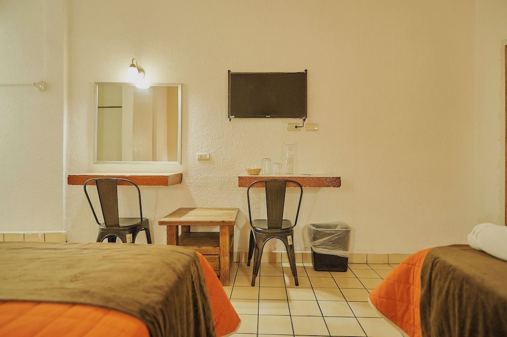 Hotel Cervantino Habitacion Superior 2 camas matrimoniales con aire acondicionado 30