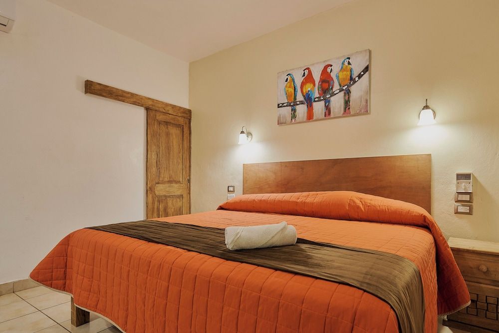 Hotel Cervantino Habitacion Superior 1 cama matrimonial con aire acondicionado 2