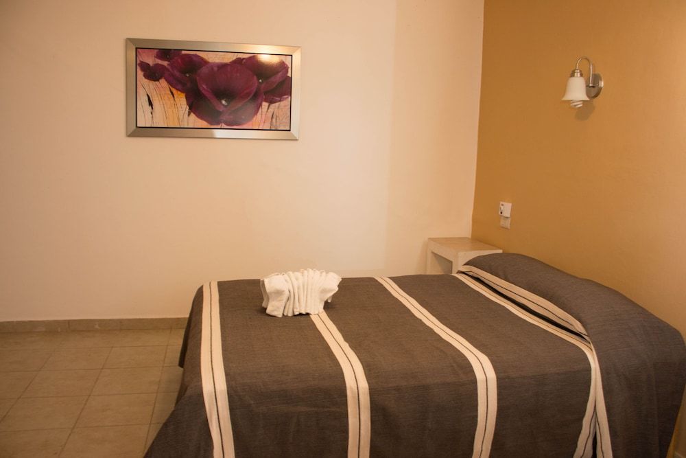 Hotel Cervantino Habitacion Superior 1 cama matrimonial con aire acondicionado 23