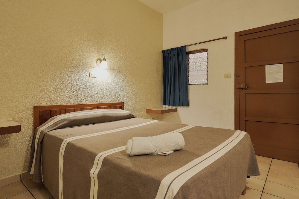 Hotel Cervantino Habitacin estndar 1 cama matrimonial con ventilador 2