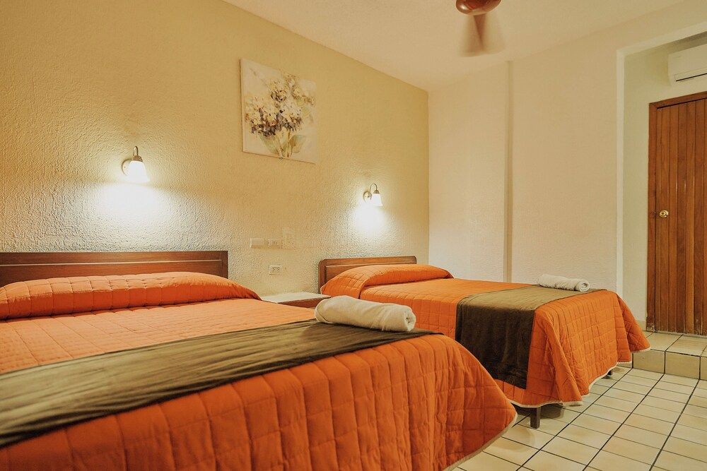 Hotel Cervantino Habitacion Superior 2 camas matrimoniales con aire acondicionado 9