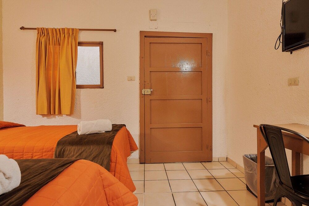 Hotel Cervantino Habitacion Superior 2 camas matrimoniales con aire acondicionado 5