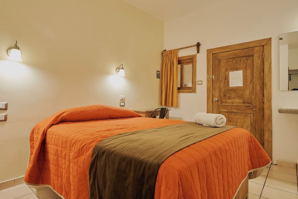 Hotel Cervantino Habitacion Superior 1 cama matrimonial con aire acondicionado 22