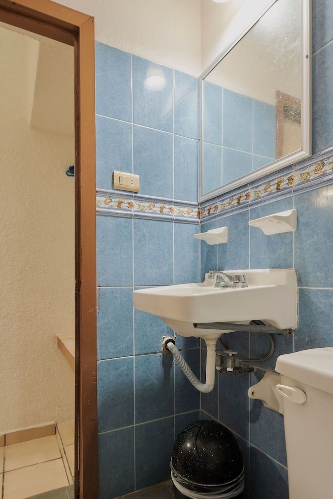 Hotel Cervantino Habitacin estndar 1 cama matrimonial con ventilador 12