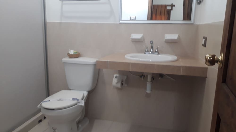 Hotel Cervantino Habitacin estndar 1 cama matrimonial con ventilador 17