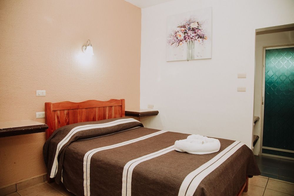 Hotel Cervantino Habitación estándar 1 cama matrimonial con ventilador 8