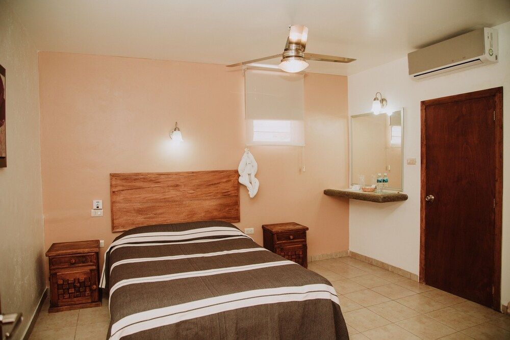 Hotel Cervantino Habitacion Superior 1 cama matrimonial con aire acondicionado 14