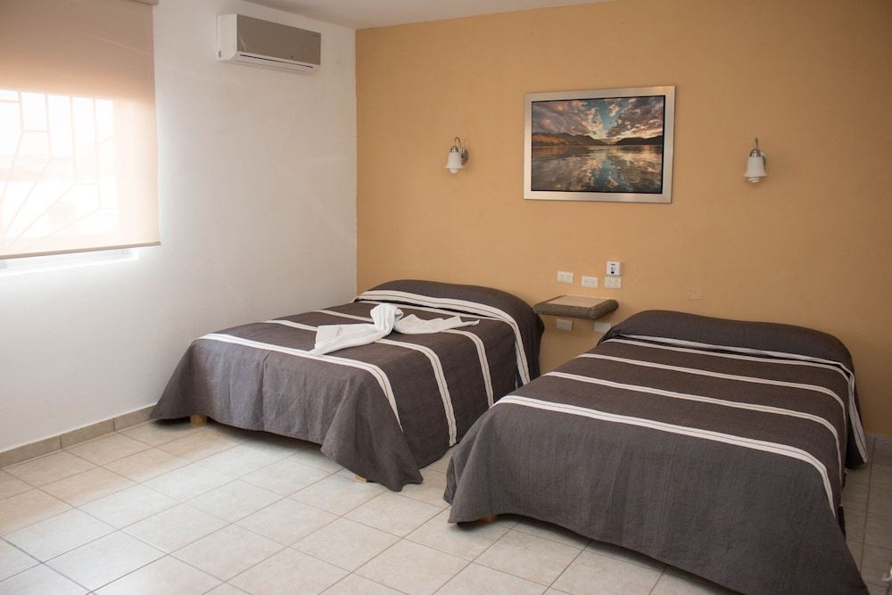 Hotel Cervantino Habitacion Superior 2 camas matrimoniales con aire acondicionado 16