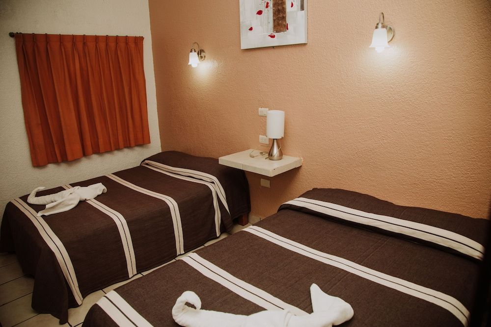 Hotel Cervantino Habitacion Superior 2 camas matrimoniales con aire acondicionado 3