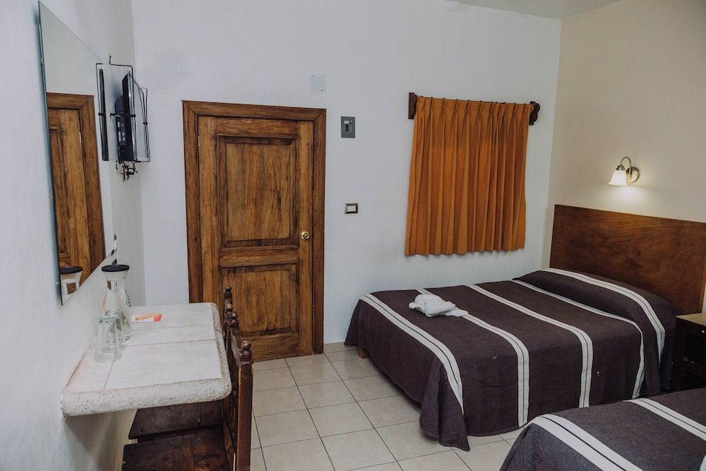 Hotel Cervantino Habitacion Superior 2 camas matrimoniales con aire acondicionado 6