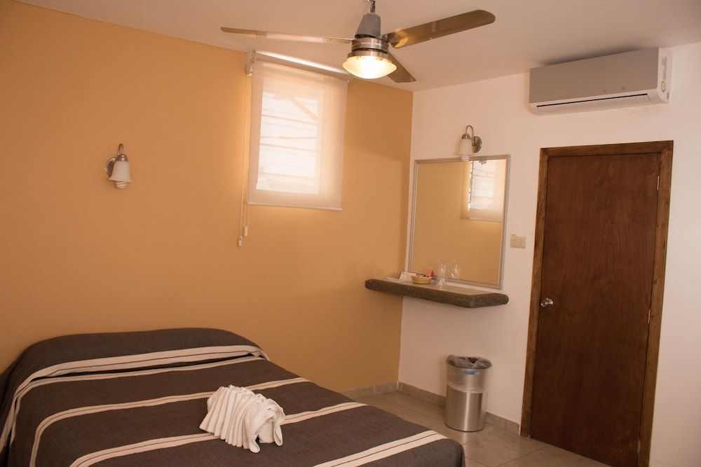 Hotel Cervantino Habitacion Superior 1 cama matrimonial con aire acondicionado 10