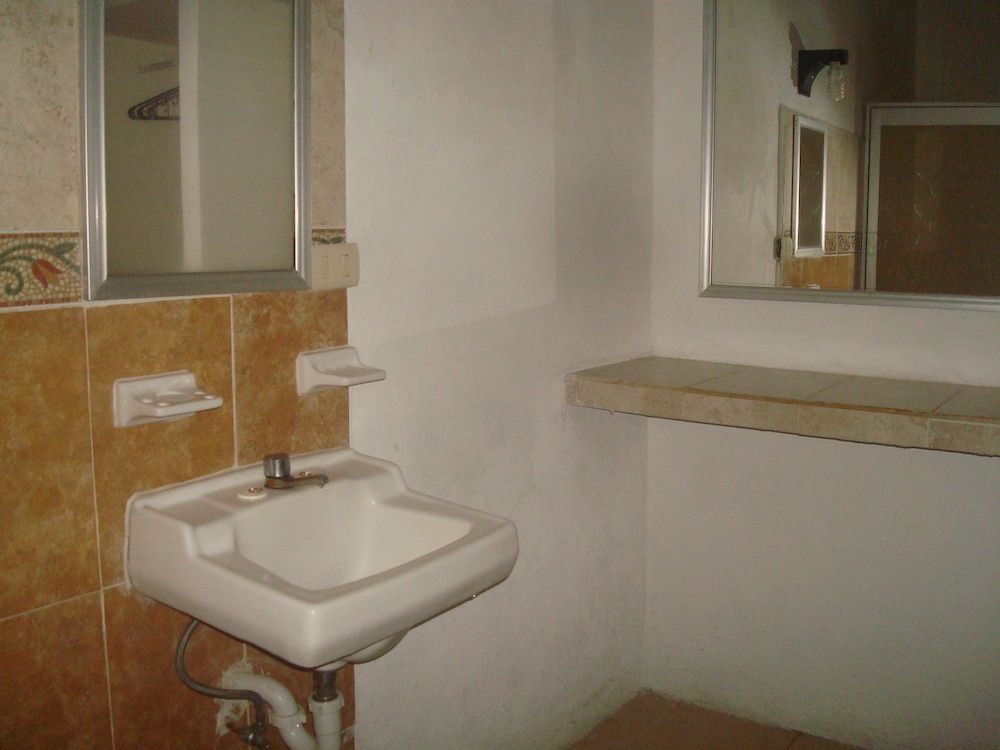 Hotel Cervantino Habitacion Superior 1 cama matrimonial con aire acondicionado 36