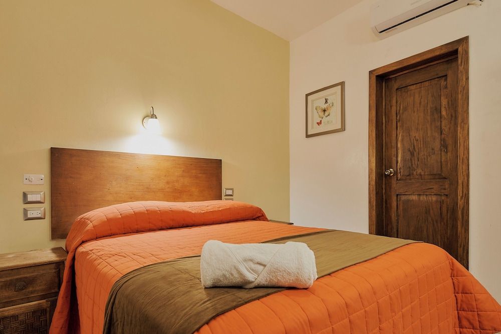 Hotel Cervantino Habitacion Superior 1 cama matrimonial con aire acondicionado 8