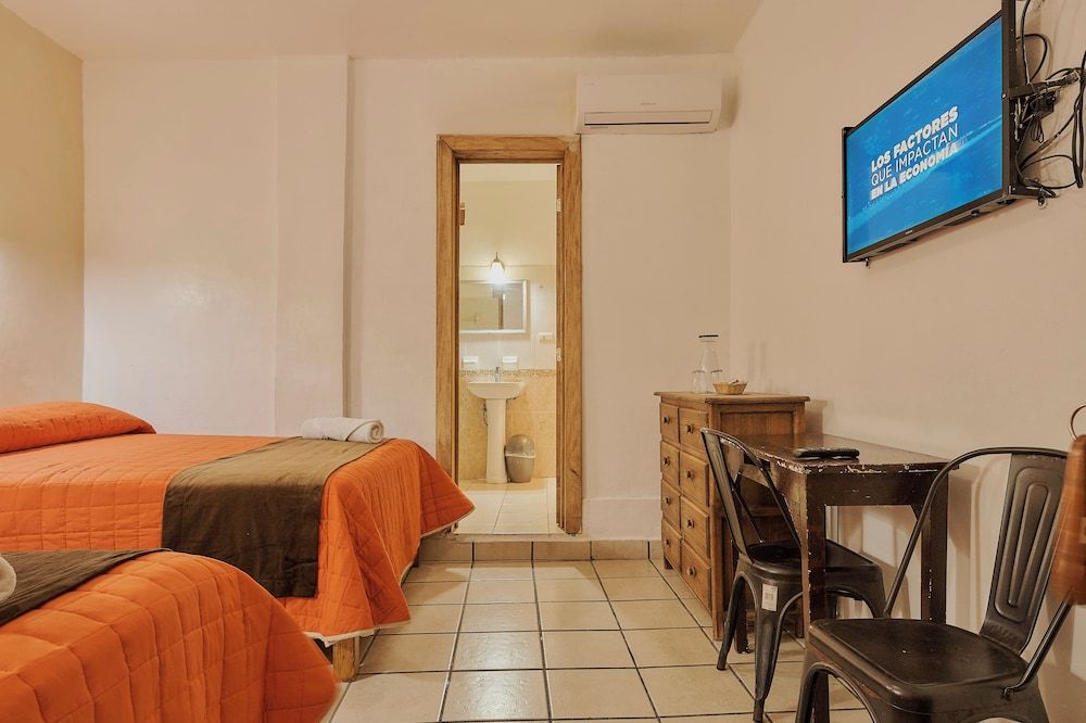 Hotel Cervantino Habitacion Superior 2 camas matrimoniales con aire acondicionado 2