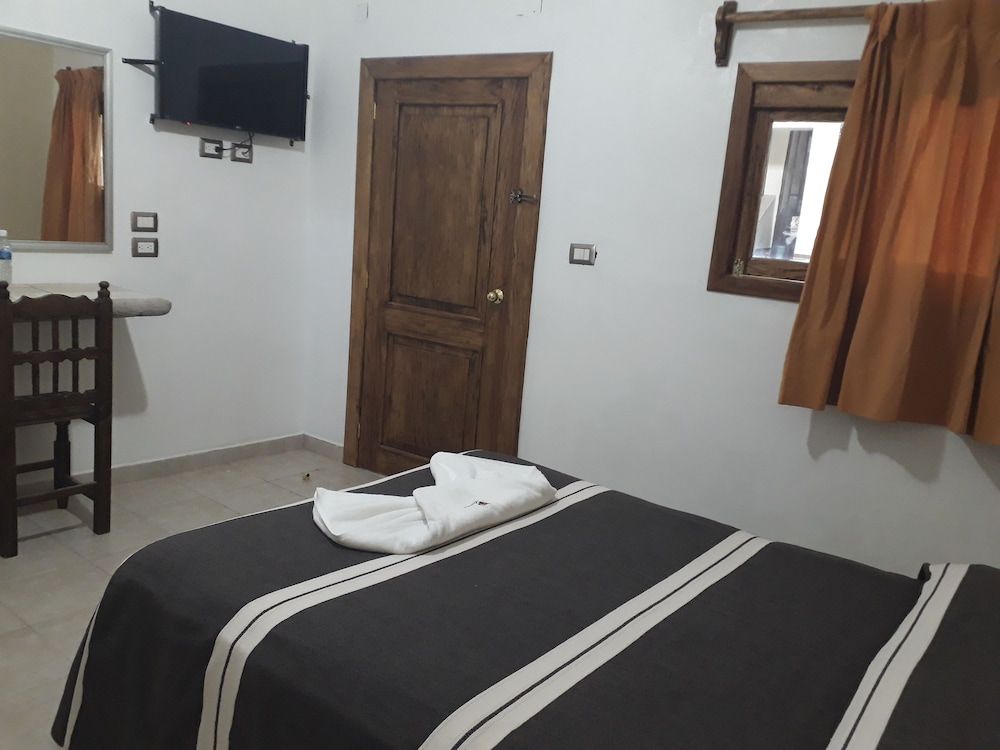 Hotel Cervantino Habitacin estndar 1 cama matrimonial con ventilador 6