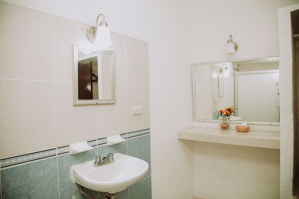 Hotel Cervantino Habitacion Superior 1 cama matrimonial con aire acondicionado 30