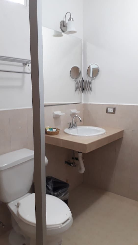 Hotel Cervantino Habitacin estndar 1 cama matrimonial con ventilador 18