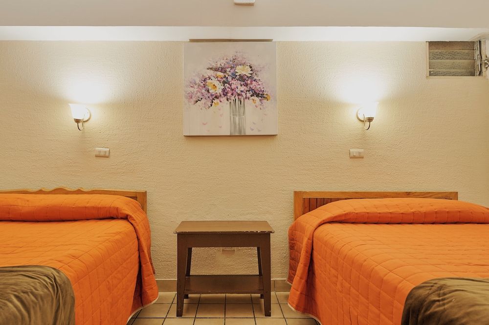 Hotel Cervantino Habitacion Superior 2 camas matrimoniales con aire acondicionado 10