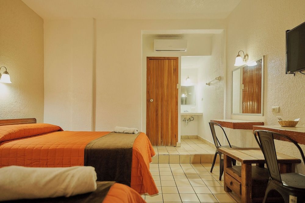 Hotel Cervantino Habitacion Superior 2 camas matrimoniales con aire acondicionado 15