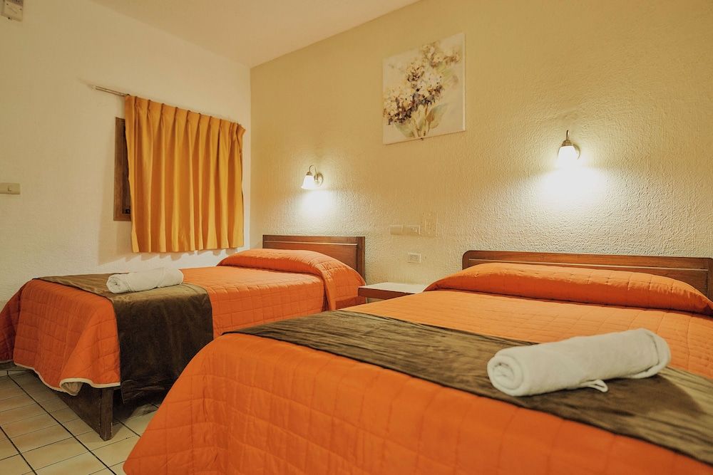 Hotel Cervantino Habitacion Superior 2 camas matrimoniales con aire acondicionado 14