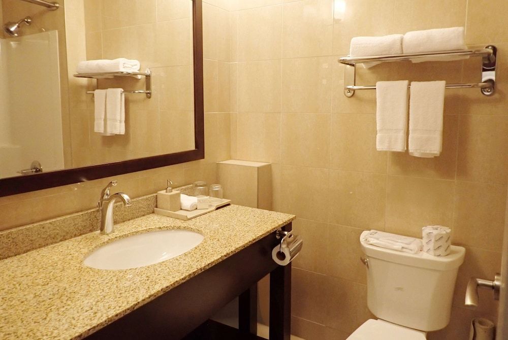 Days Inn & Suites by Wyndham Fort Saskatchewan Room, 2 Queen Beds, Non Smoking, Kitchenette 3
