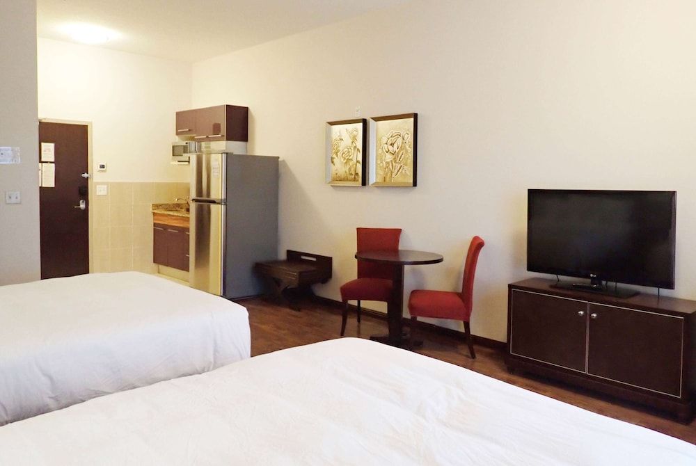 Days Inn & Suites by Wyndham Fort Saskatchewan Room, 2 Queen Beds, Non Smoking, Kitchenette