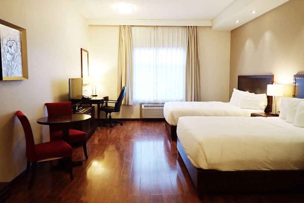 Days Inn & Suites by Wyndham Fort Saskatchewan Room, 2 Queen Beds, Non Smoking, Kitchenette 2