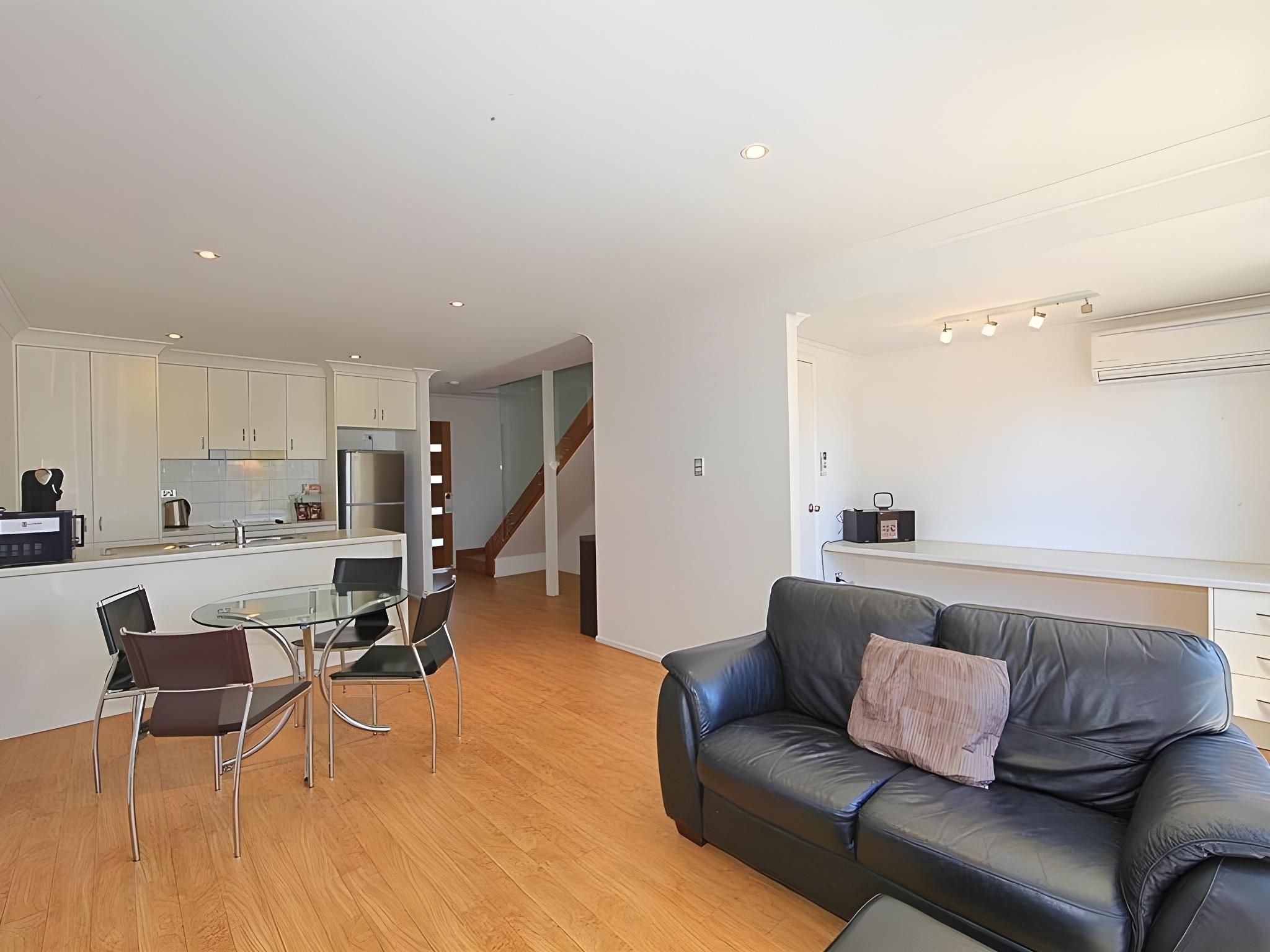 Two Bedroom Apartment (2 Twin Beds/1 Queen Bed and 1 Double Bed)