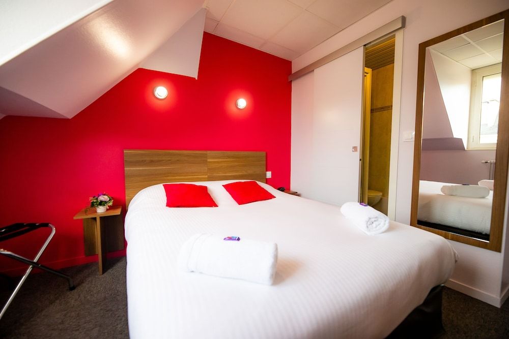 Hotel du Chateau Basic Double Room 2