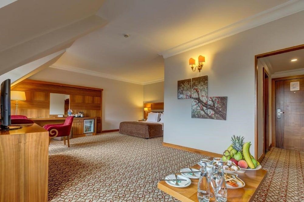 Deluxe, Queen, Lake or Partial Lake View, Lakeside