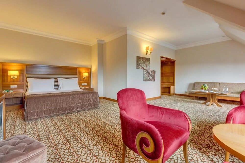 Deluxe, Queen, Lake or Partial Lake View, Lakeside
