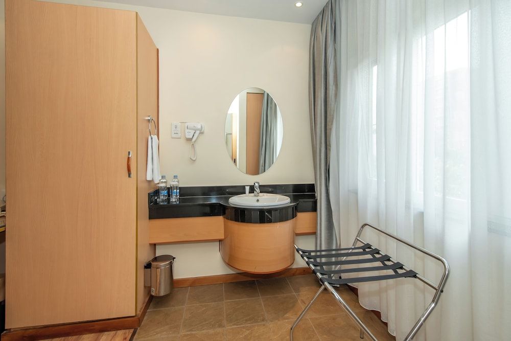 Best Western Nairobi Upper Hill Standard Room, 1 King Bed 3