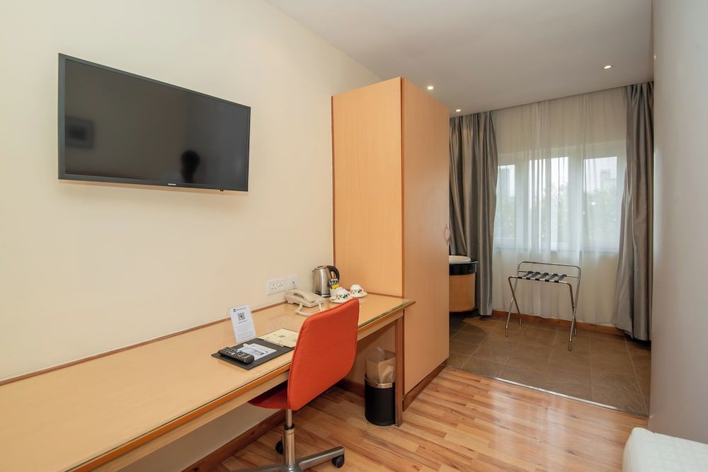 Best Western Nairobi Upper Hill Standard Room, 1 King Bed 5