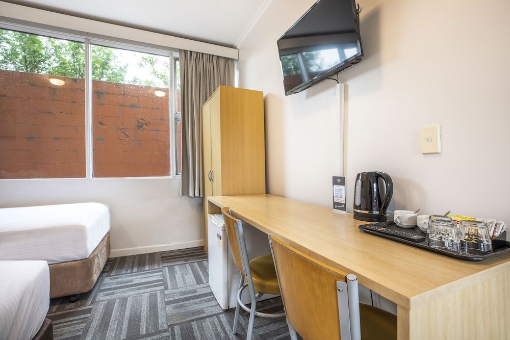 Meadow Inn Hotel-Motel Studio King & Extra Bed 5