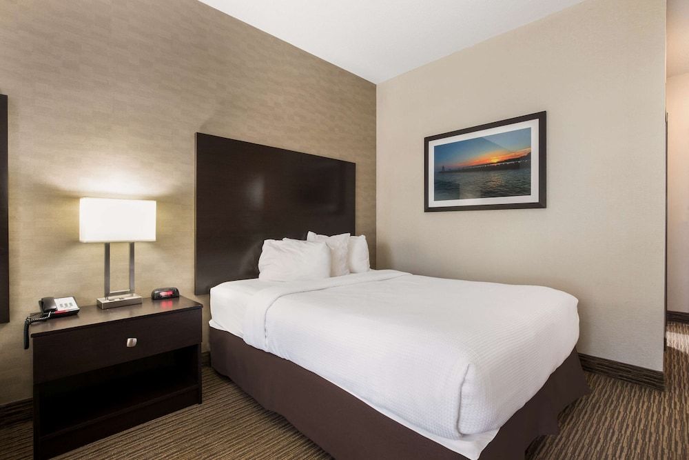 Best Western Little River Inn Business Room, 1 King Bed, Non Smoking, Refrigerator 2