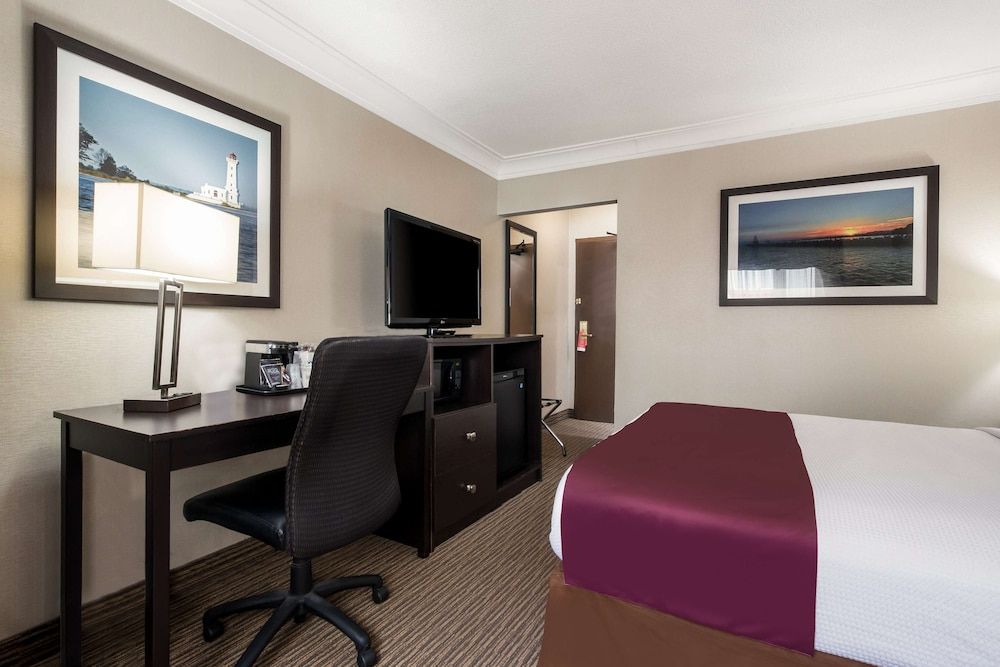 Best Western Little River Inn Standard Room, 1 Queen Bed, Non Smoking, Refrigerator 4