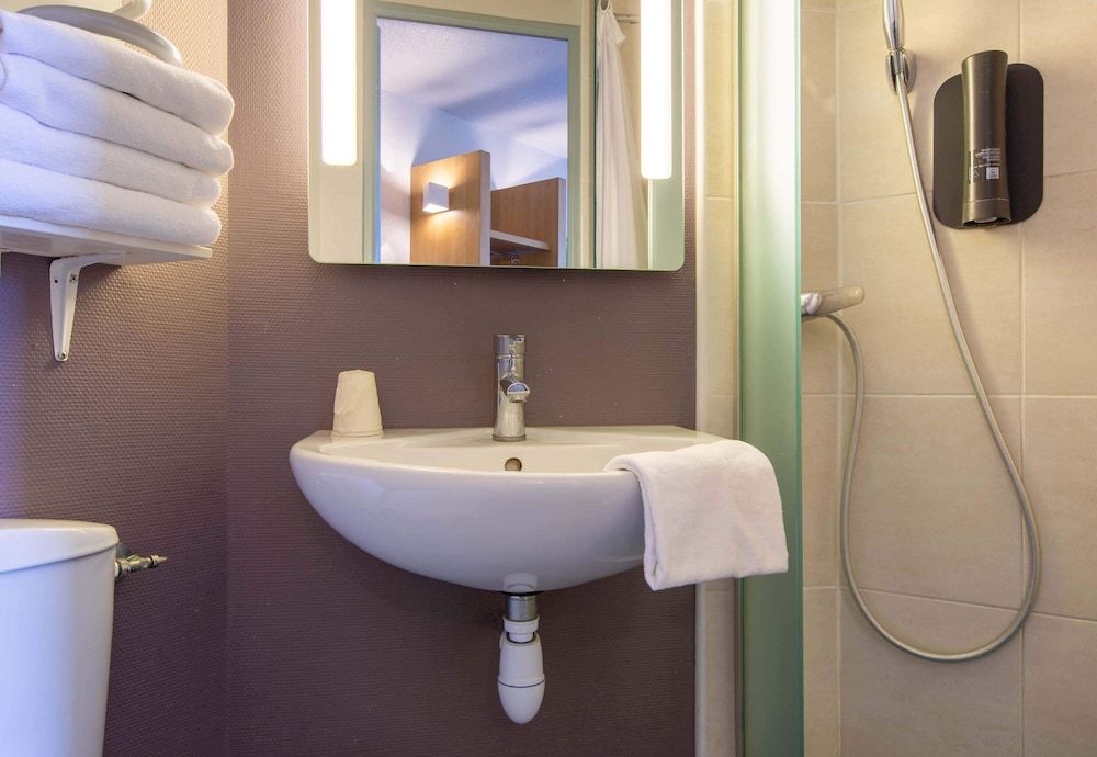 B&B HOTEL Châteauroux Déols Quadruple Non-Smoking Room 6