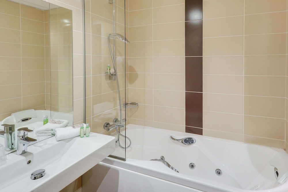 Brit Hotel Dieppe Triple Room, 1 Queen Bed with Sofa bed 4